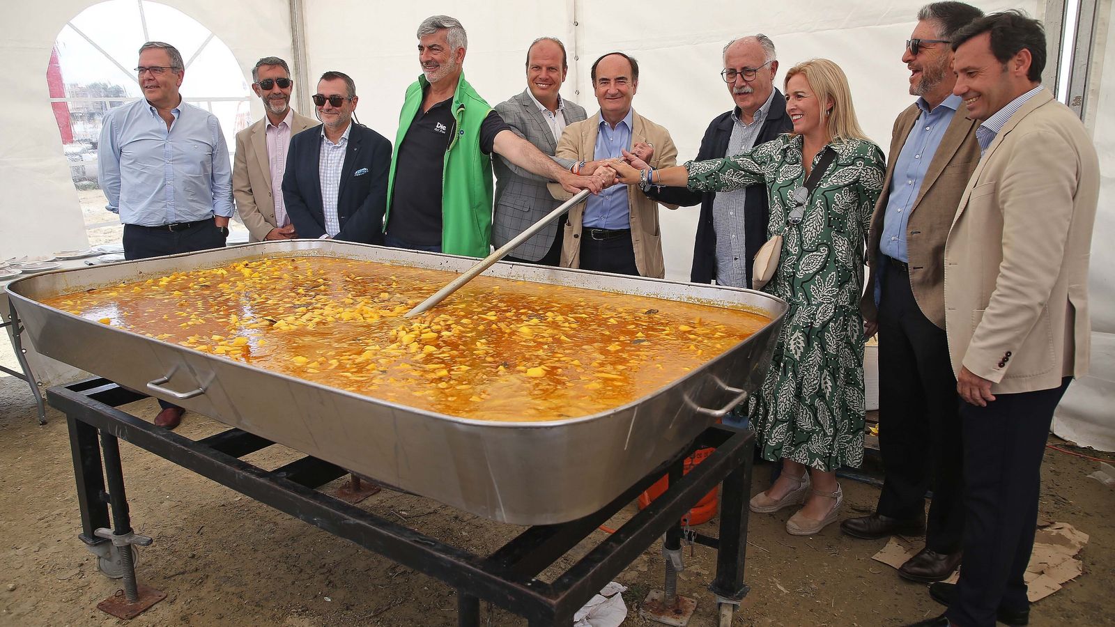Las autoridades, con el guiso de papas con choco repartido durante la fiesta.