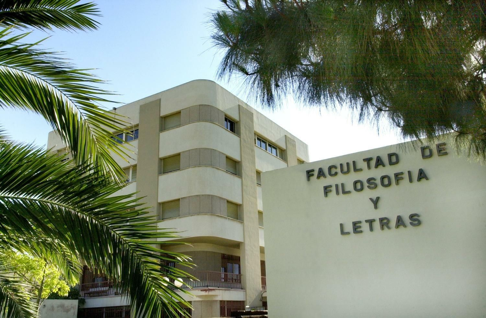 Vista de la Facultad de Filosofía y Letras de la UMA. Vista de la Facultad de Filosofía y Letras de la UMA.