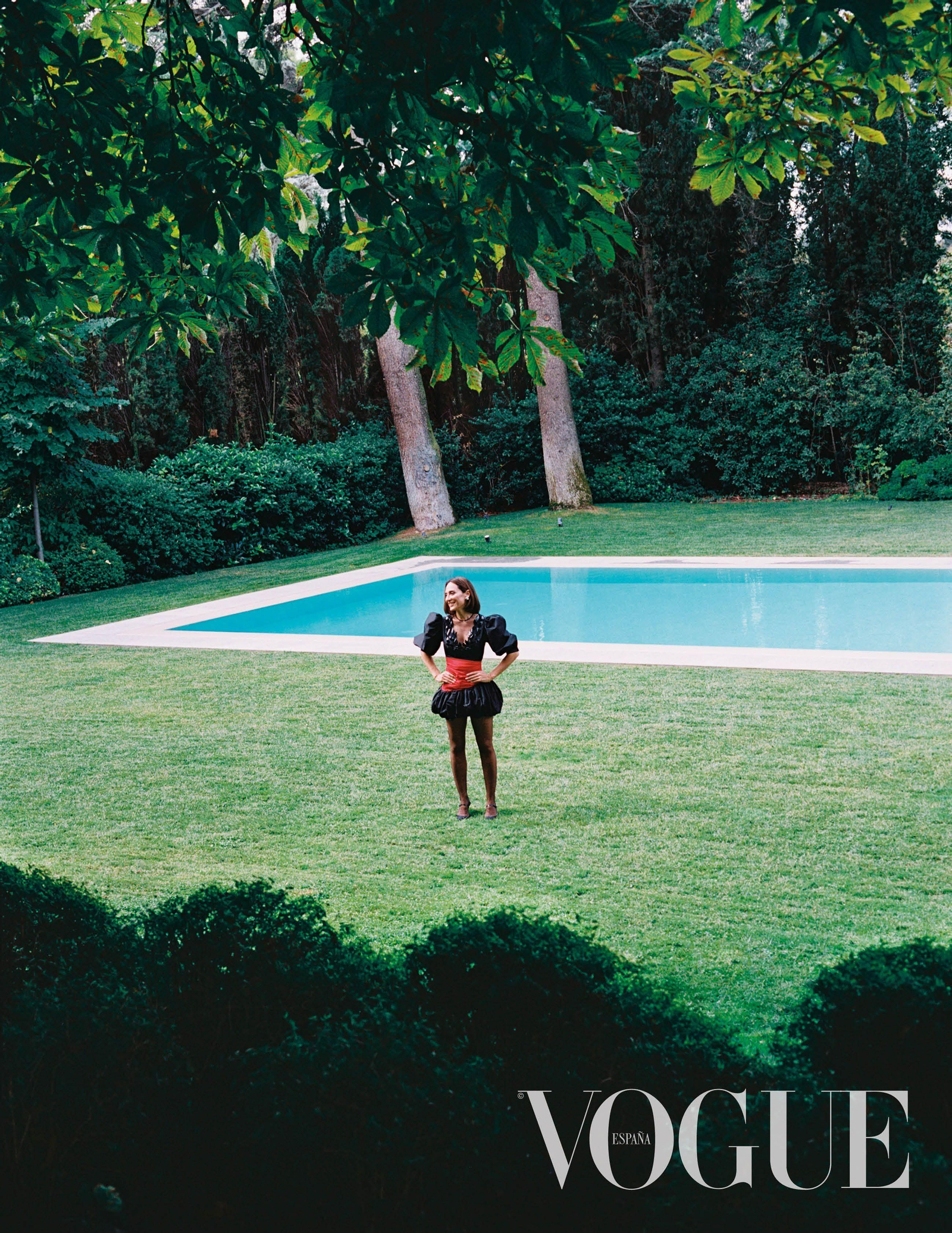 Tamara, en el jardín de casa de su madre.