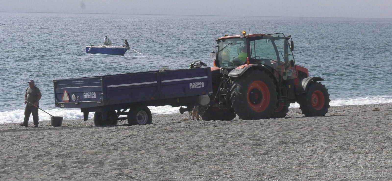Un operario realizando trabajos de limpieza del litoral.