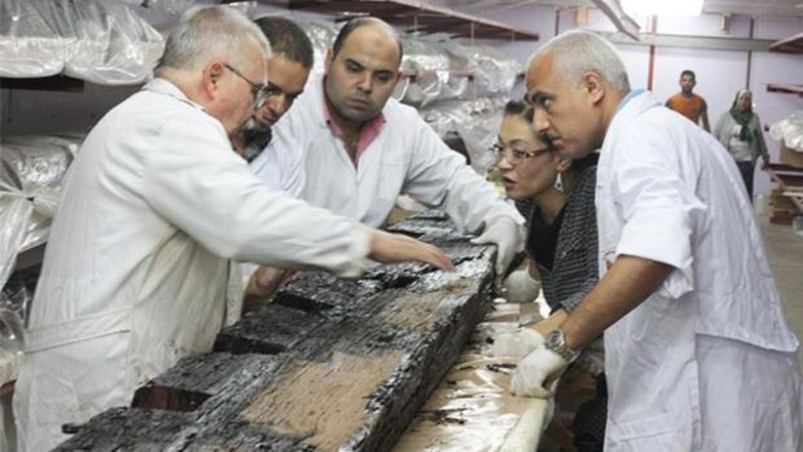 Los expertos trabajan en una de las piezas