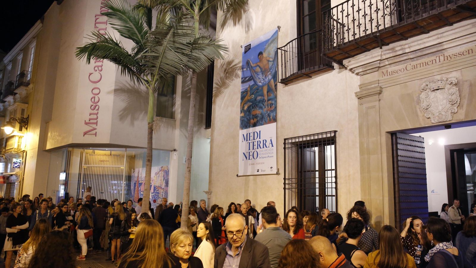 Las calles de Málaga son un auténtico hervidero de público durante la Noche en Blanco.