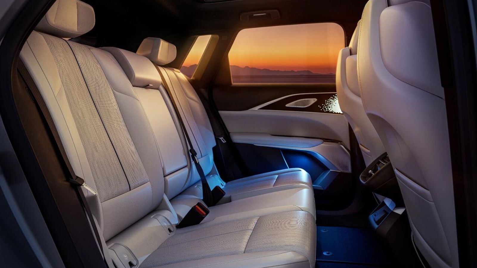 La plataforma Ultium permite contar con un techo plano. Los Lyriq tendrán un techo solar panorámico.