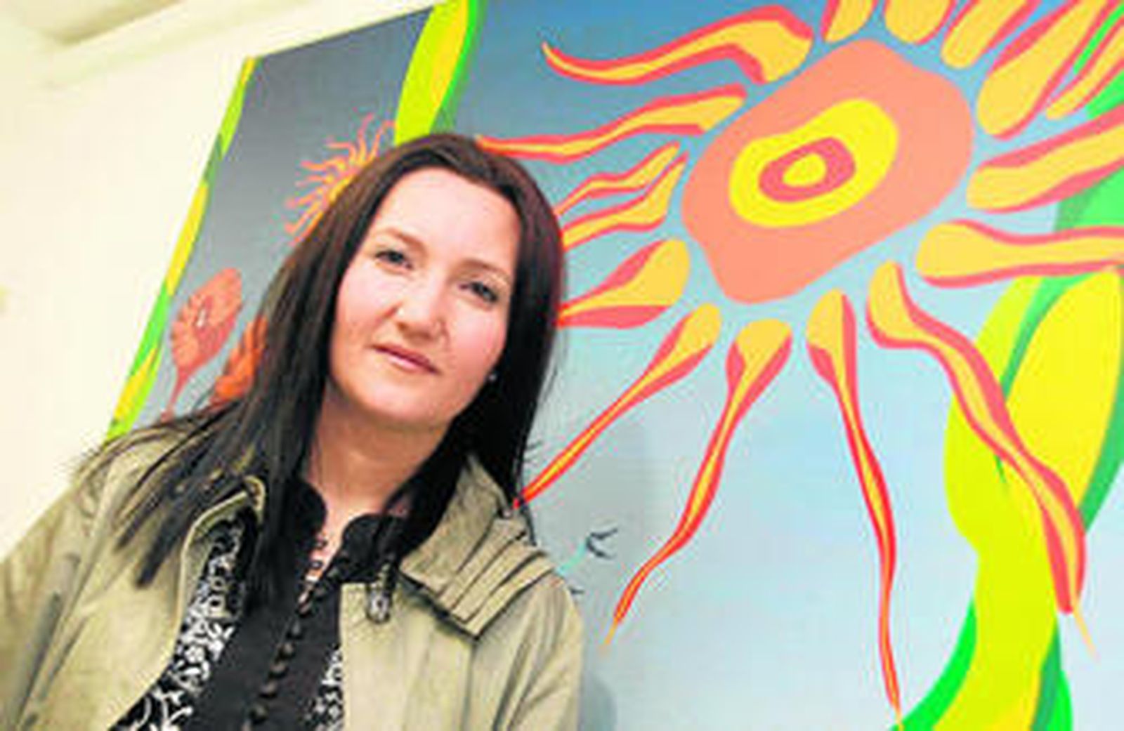 Eva Quesada, junto a una de las obras que expone en el Aula de Cultura de Unicaja.