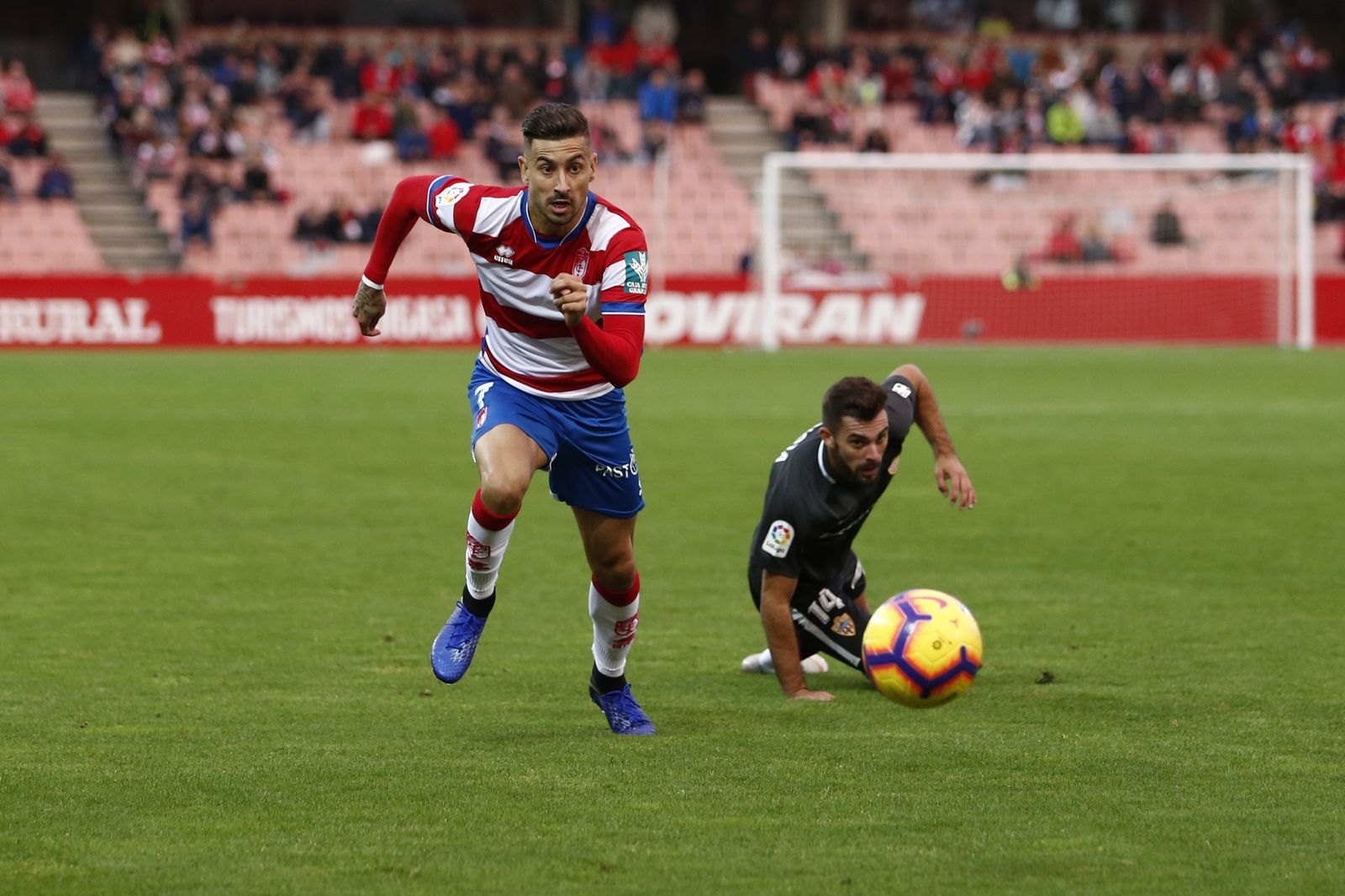 Rioja contempla desde el suelo el avance de Vadillo con el esférico.