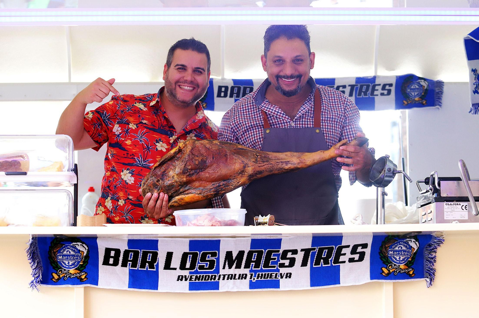 Imágenes de la apertura del Festival de Food Trucks de Binómico en la Plaza de las Monjas