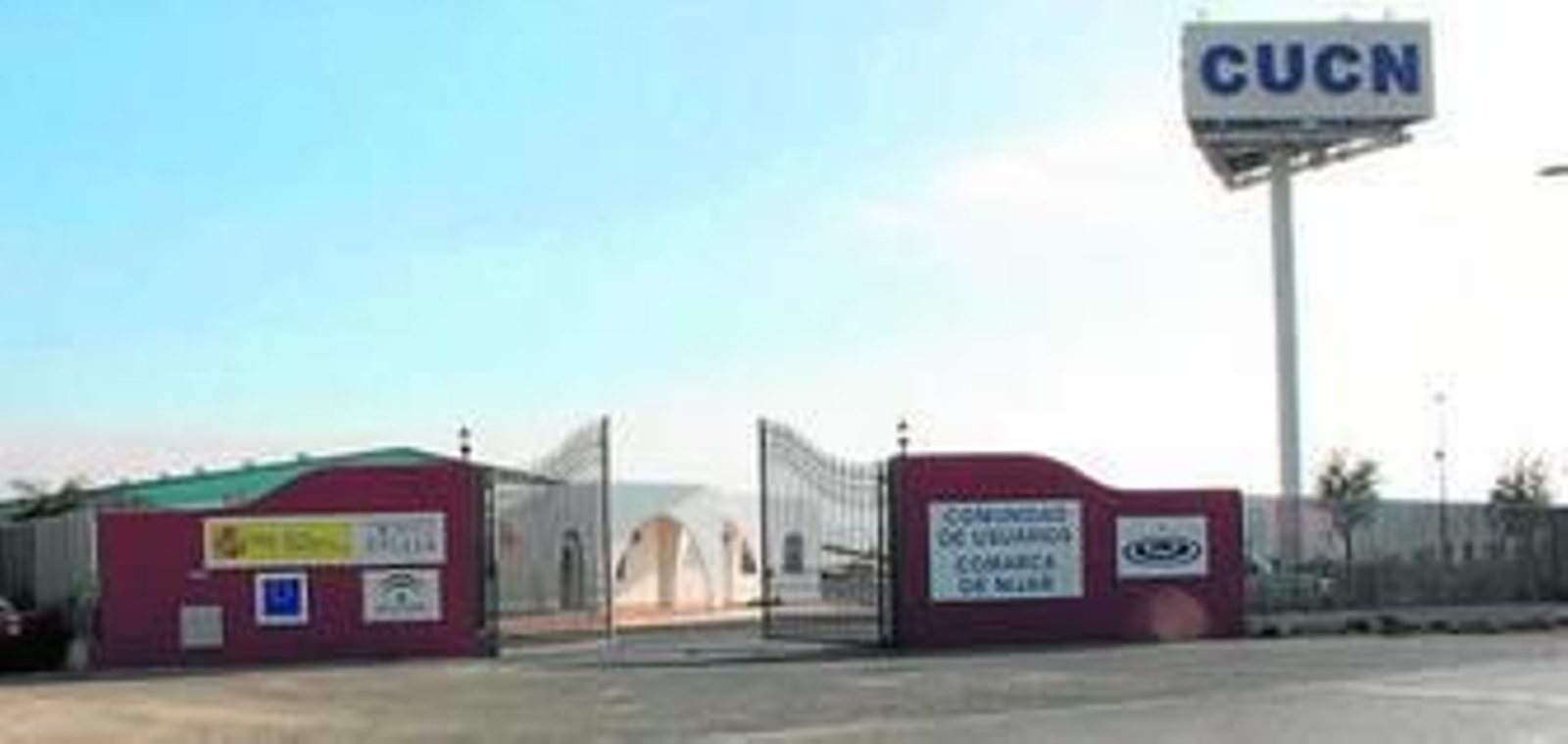 Antonio López y unos visitantes en el sistema de telecontrol de última tecnología impulsadp por la CUCN.