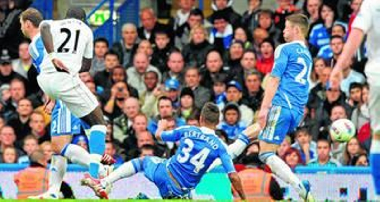 El centrocampista Diame dispara a puerta ante la oposición de Bertrand, en un duelo ante el Chelsea del pasado mes de abril.