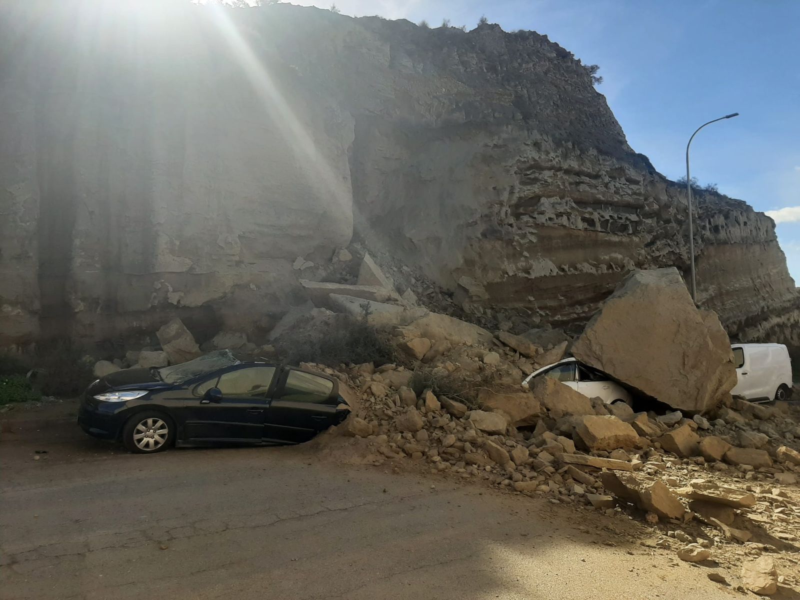 Las imágenes del derrumbe de un cerro en el polígono La Juaida