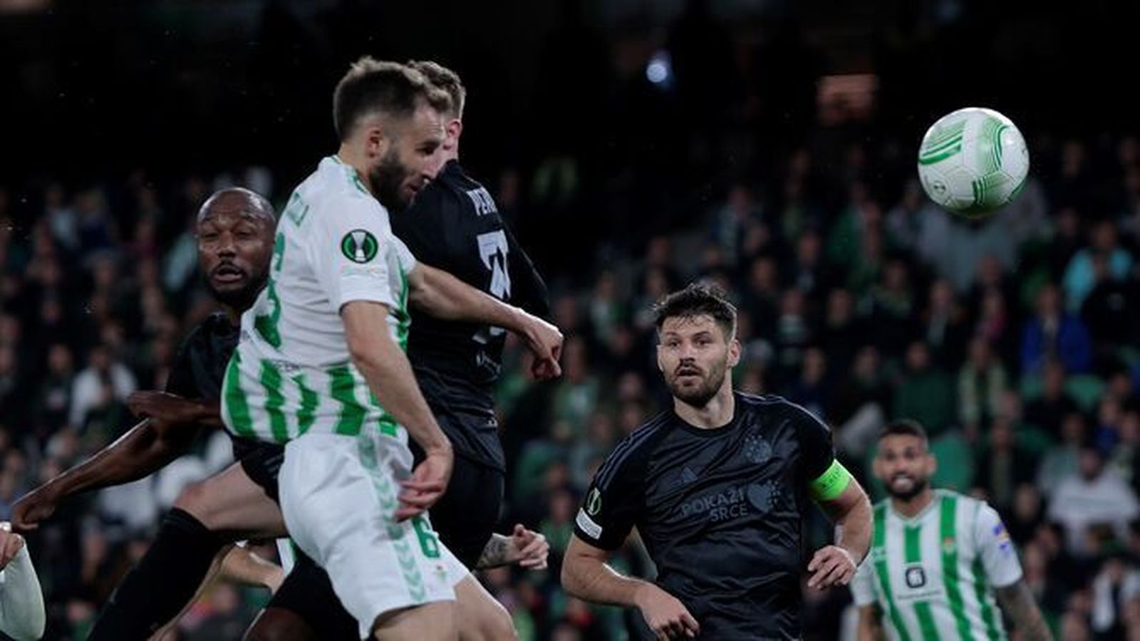 Pezzella remata con el pecho en una jugada en la que se hizo daño en su tobillo.