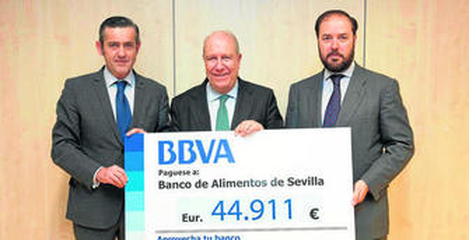 Fernando Maturana, director de Zona de Sevilla, con Juan Pedro Álvarez, presidente del Banco de Alimentos, y Rafael Borrero, director de RED.