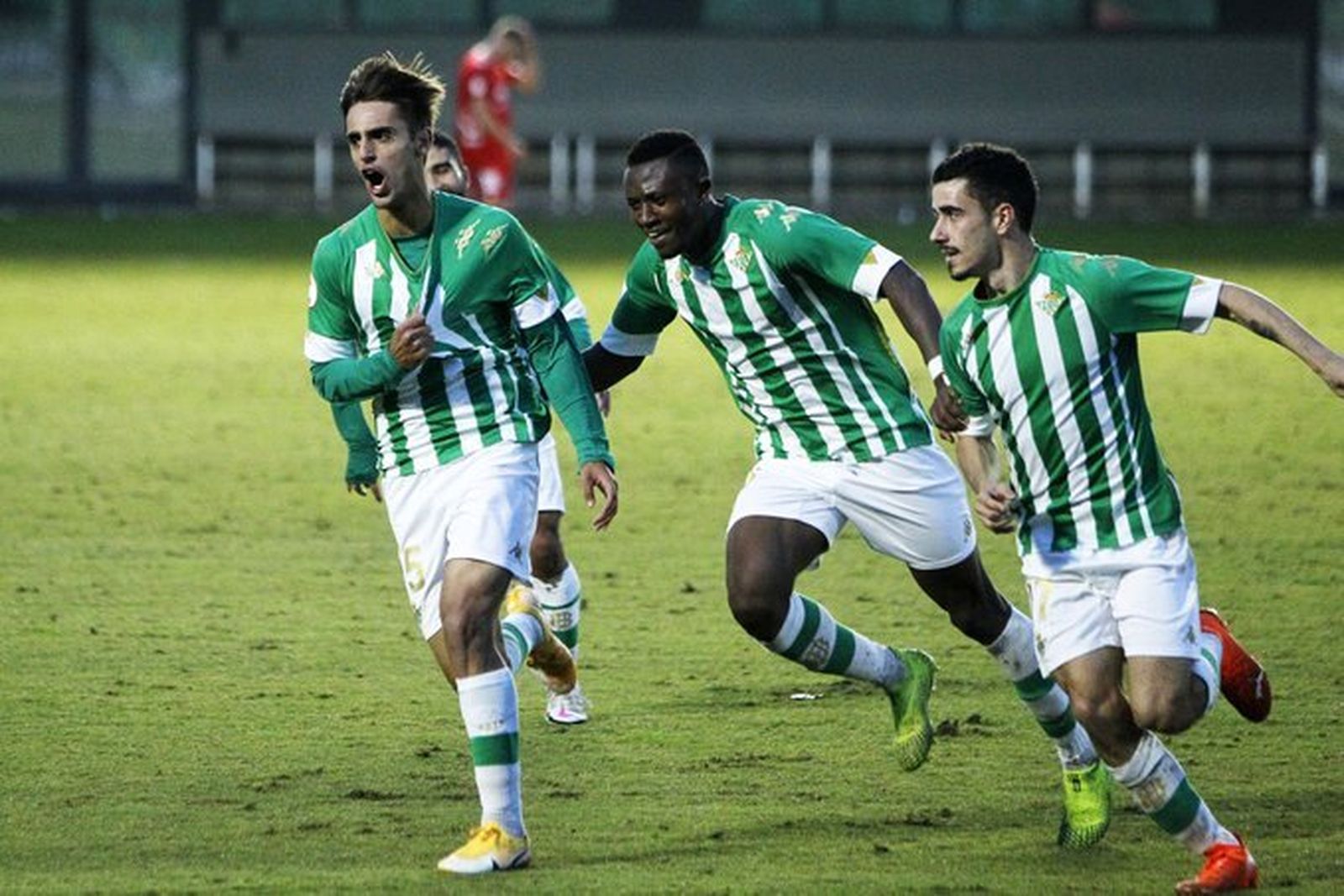 Manu Morillo celebra el tanto de la victoria.