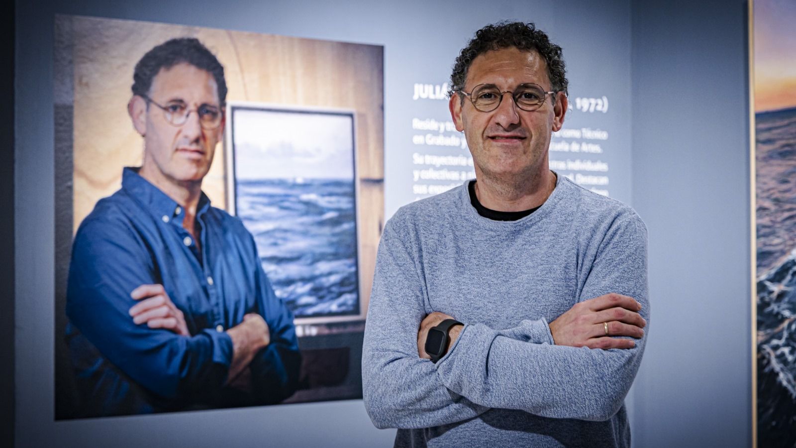 Julián Gades posa ante su retrato.