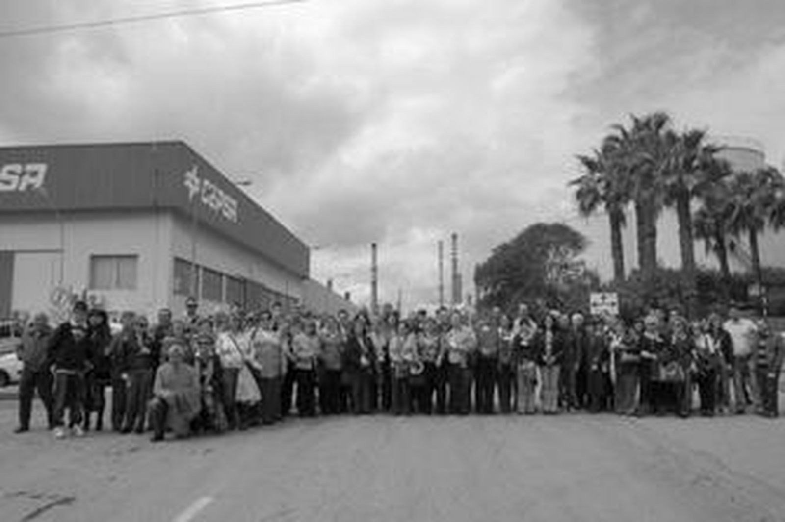 Imagen de los visitantes de la refinería de Cepsa, durante su jornada de puertas abiertas de ayer.