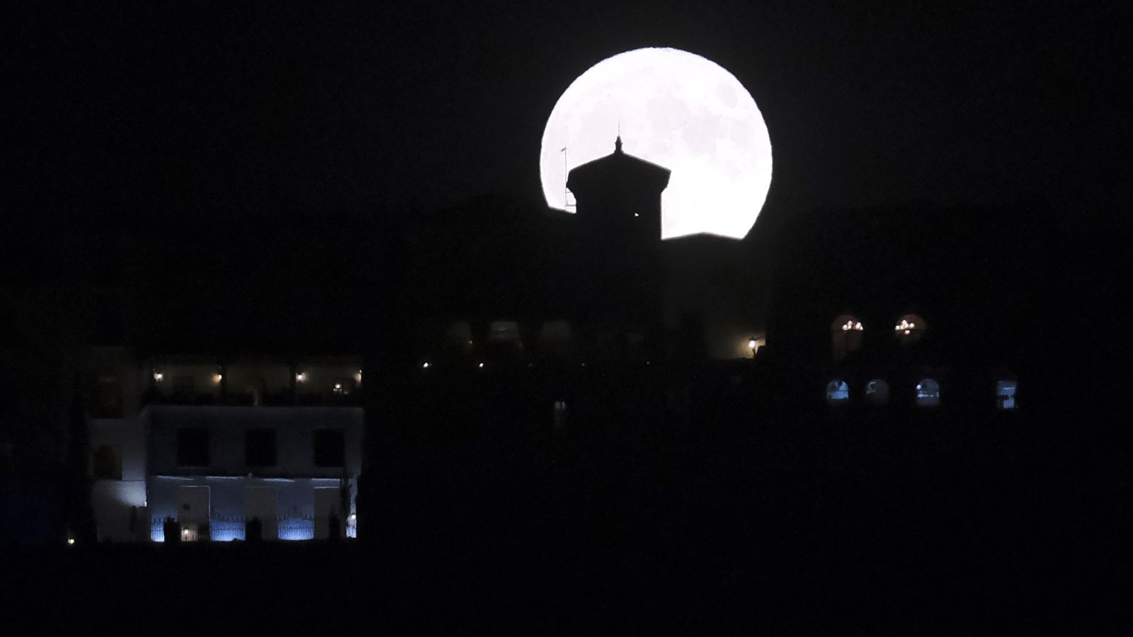 Superluna sobre las casas colgantes del Tajo de Ronda