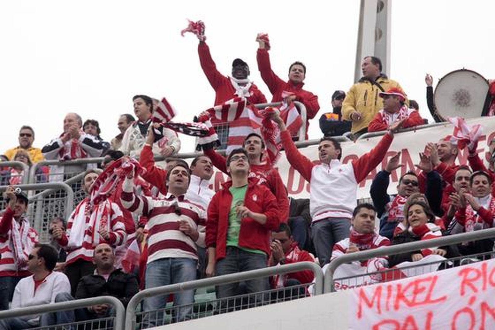 El Granada se trae un empate del estadio del Elche pese a jugar gran parte del partido con uno más (0-0). / LOF