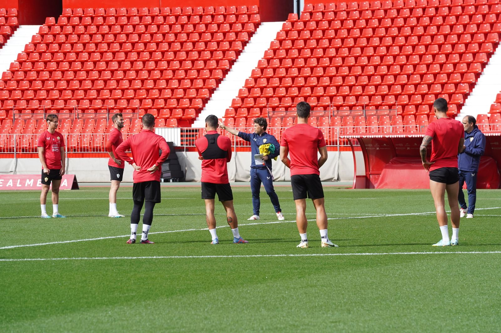 El técnico vilasarense da explicaciones a sus pupilos en la sesión del viernes