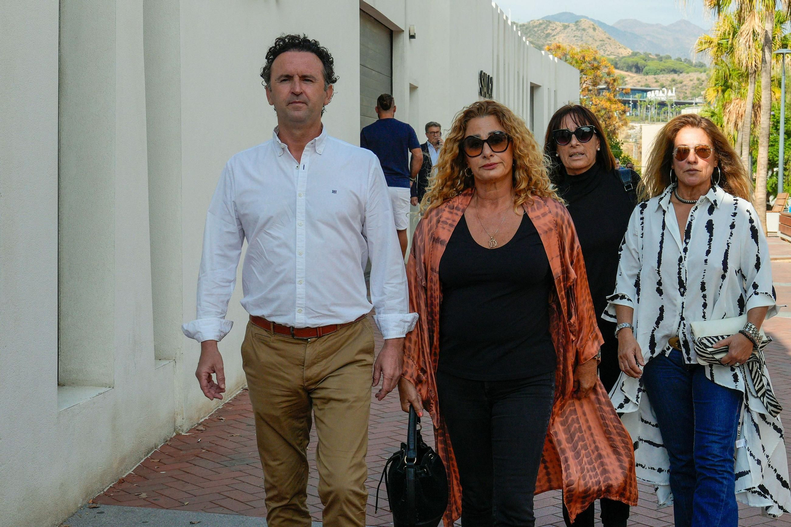 Karina Pau, la exnovia de Julián Muñoz, a su llegada al tanatorio.