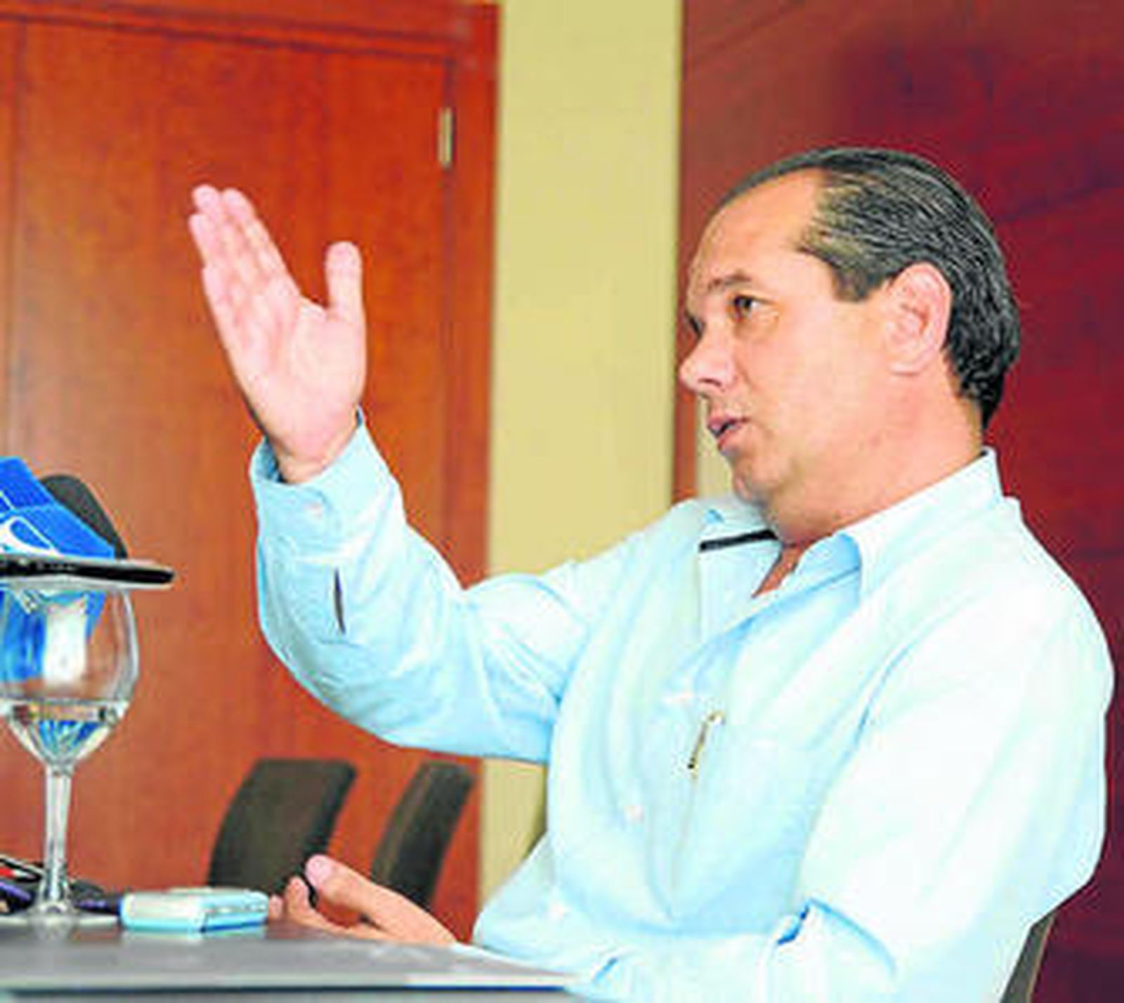 Morales negocia de nuevo la venta de su paquete accionarial.