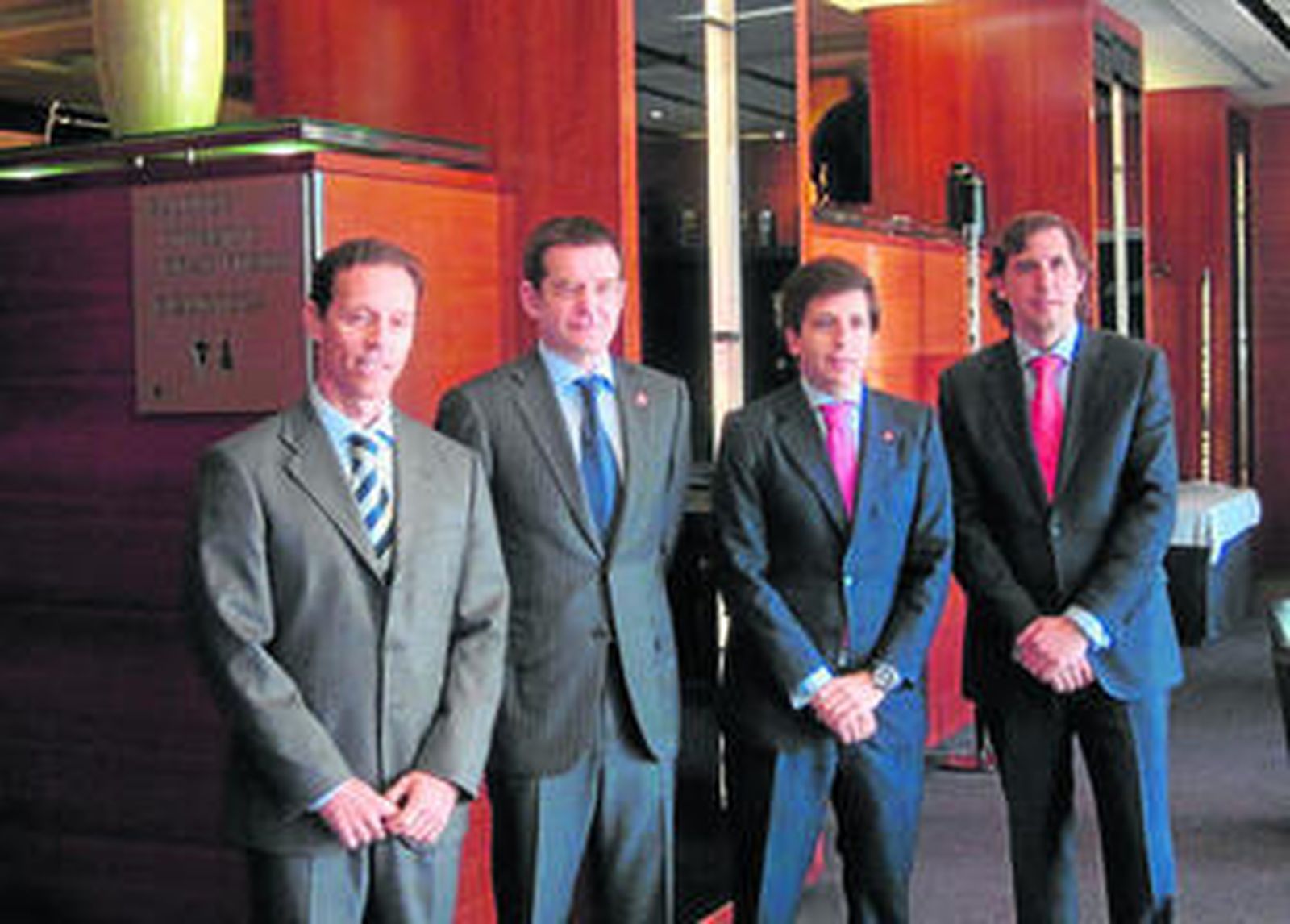 Representantes de la compañía, ayer durante la presentación de la campaña de fibra óptica de Orange en Málaga.