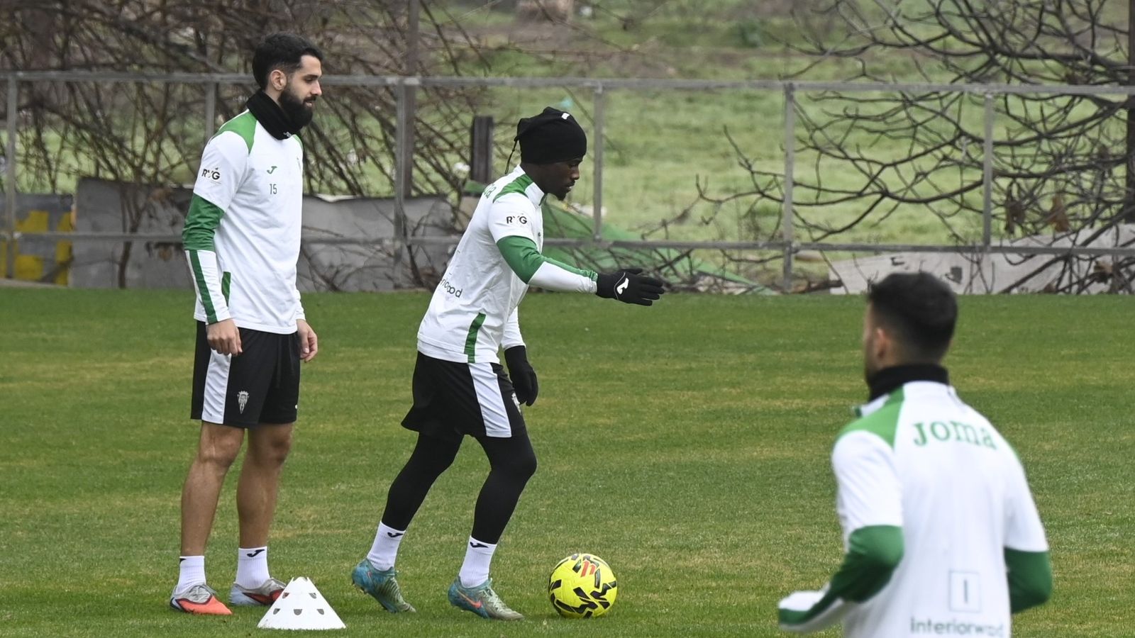 Adilson Mendes controla el balón en un entrenamiento del Córdoba CF.