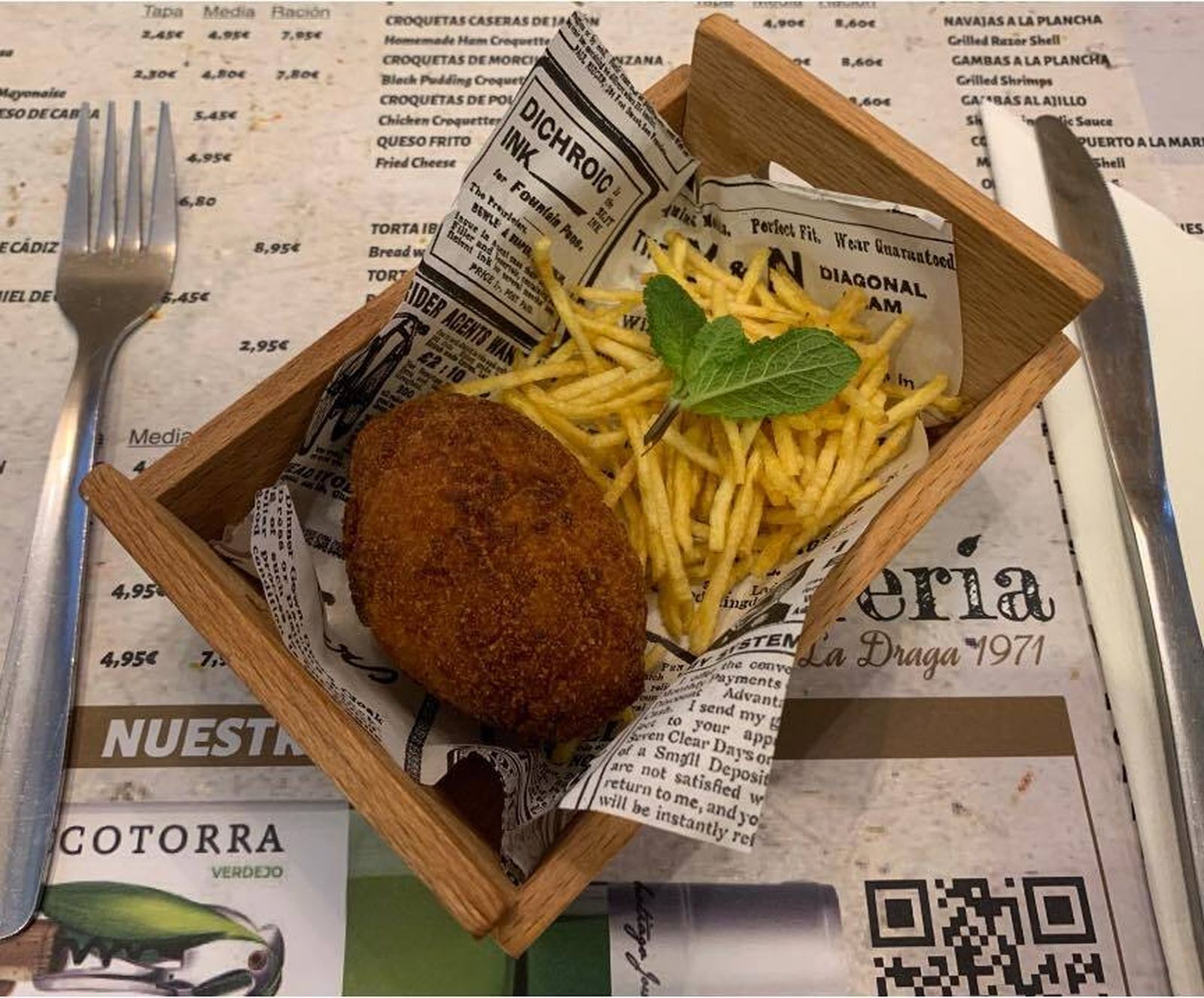 Un bar de tapas, La Herrería. En la plaza del mismo nombre, ofrece la esencia de la gastronomía portuense a buen precio.