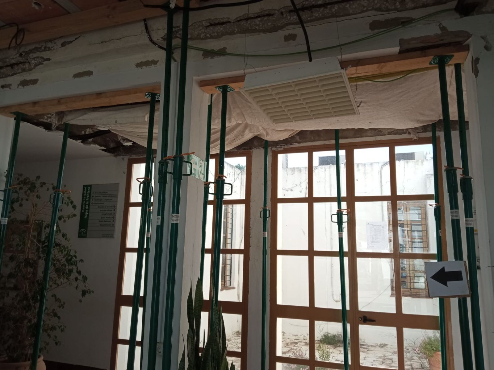 La entrada al centro de salud está apuntalada y aguantando el techo con grande vigas de madera.