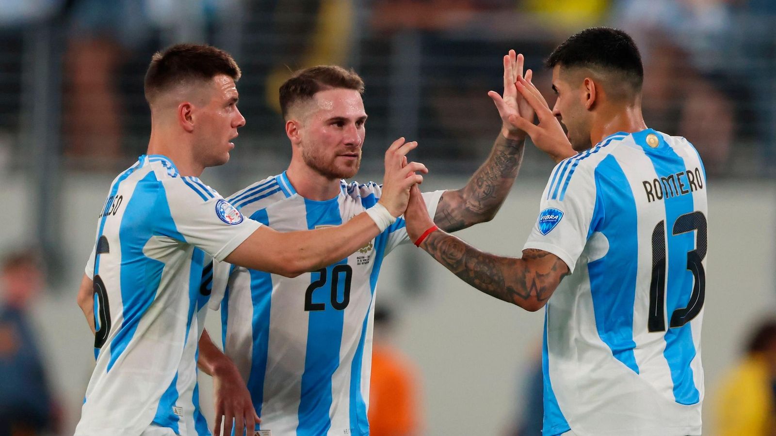 Lo Celso celebra un gol junto a Mac Allister y Cristian Romero.