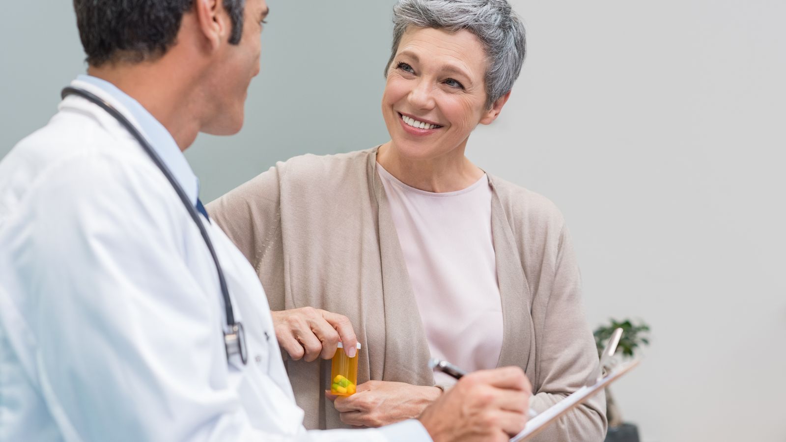 El profesional médico debe asesorar y tratar con naturalidad la salud sexual de la mujer en la menopausia.