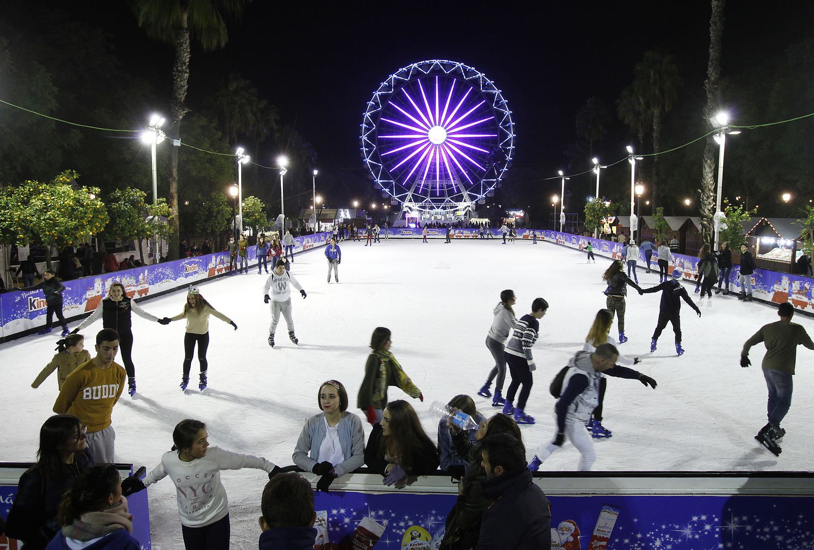 1 y 2. Además de la pista de patinaje, la noria ha sido durante estos casi cuarenta días otro de los grandes atractivos de esta zona de ocio temporal que hoy cierra sus puertas en el Prado de San Sebastián.
