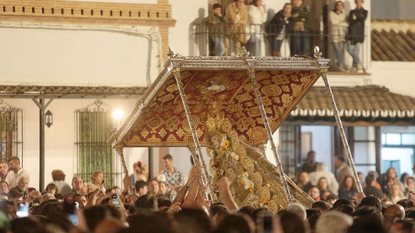 La Virgen del Rocío durante su procesión.