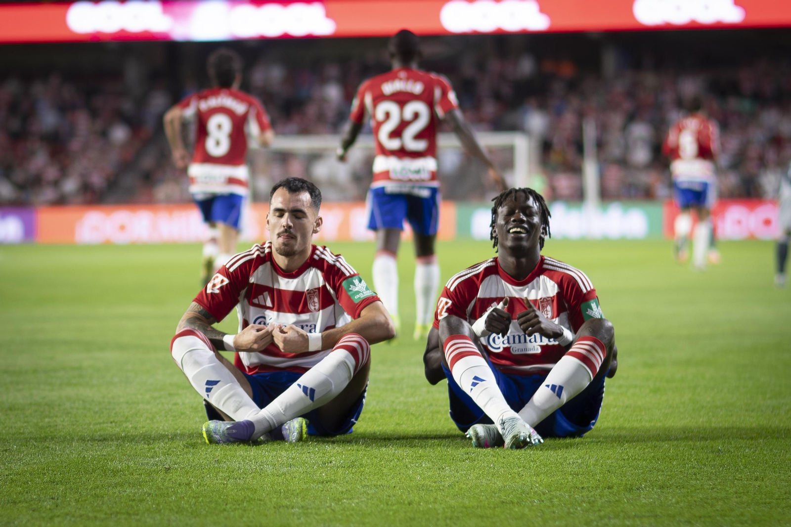 Álex Sola y Faye celebran uno de los tantos rojiblancos.