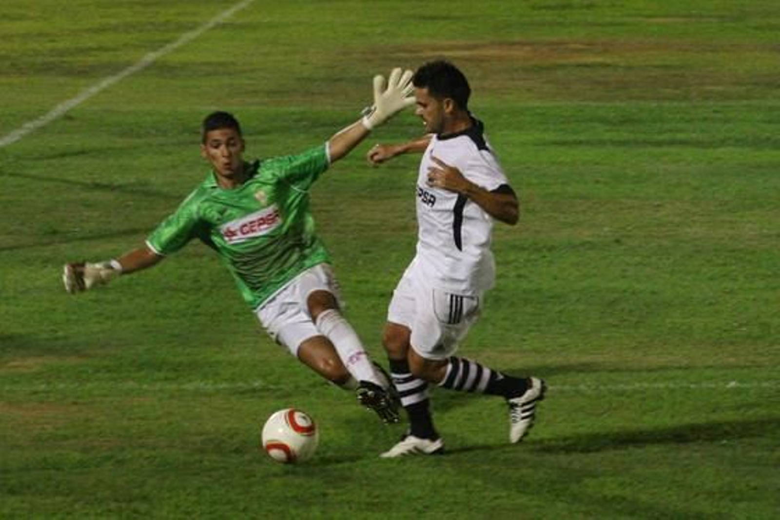 El Algeciras se hace con el trofeo Virgen de La Palma tras superar a la Balona en la tanda de penaltis./Fotos: Paco Guerrero

Foto: Paco Guerrero