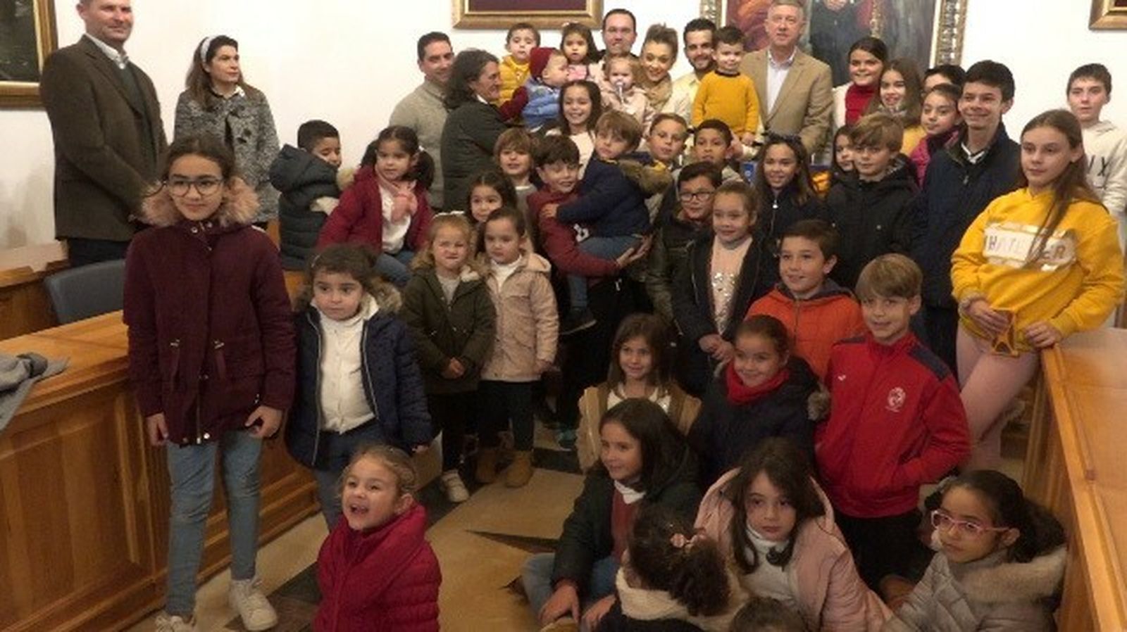 Hugo Molina con el alcalde y niños palermos.