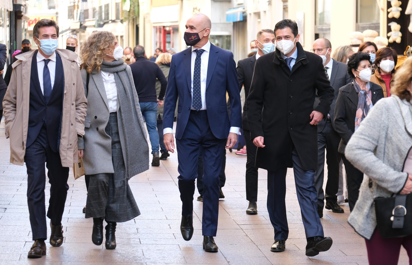 Antonio Muñoz camina por la calle Sierpes, camino del pleno de su investidura, acompañado por su equipo: Antonio Jiménez, Isabel Ojeda y Rafa Márquez.
