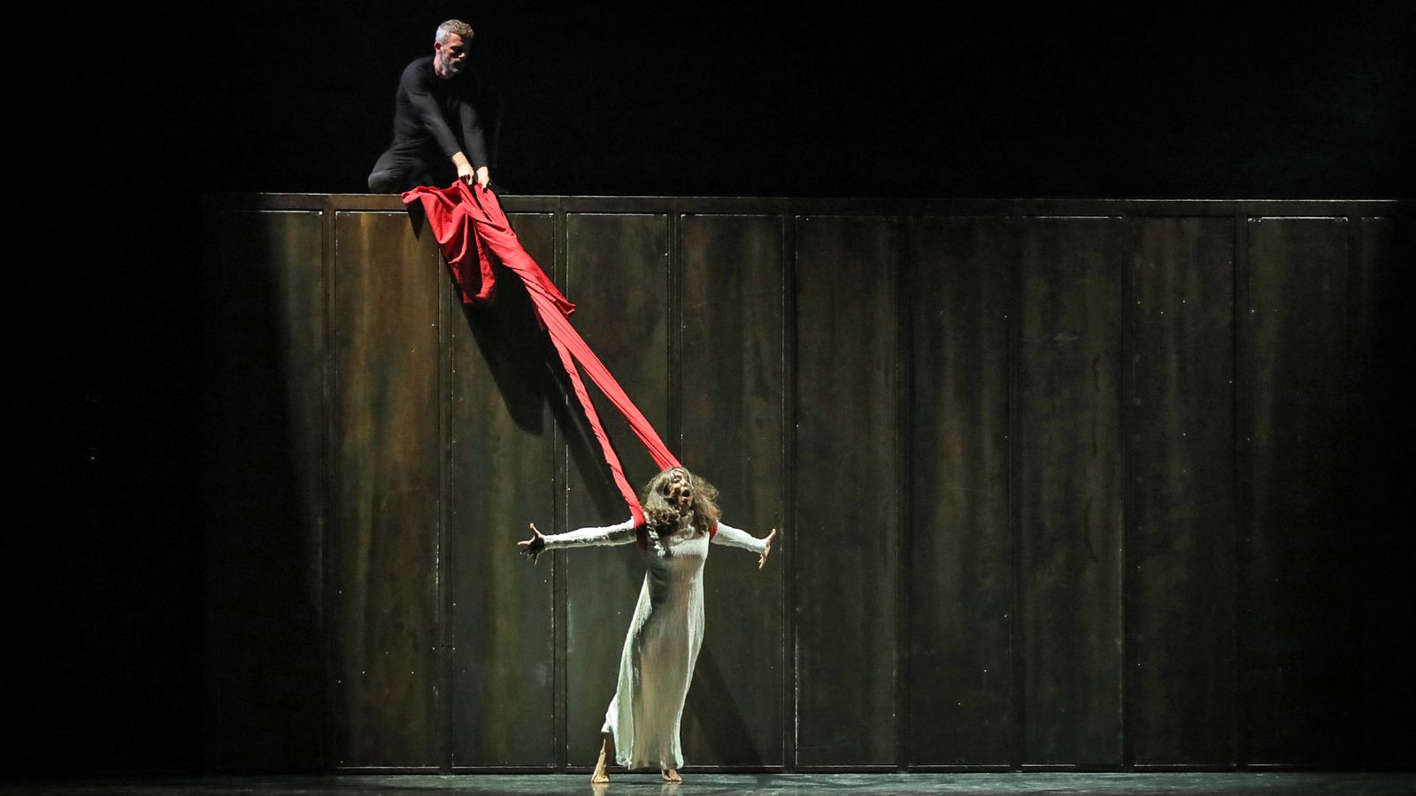 Aitana Sánchez-Gijón, en volandas en una coreografía del movimiento corporal.