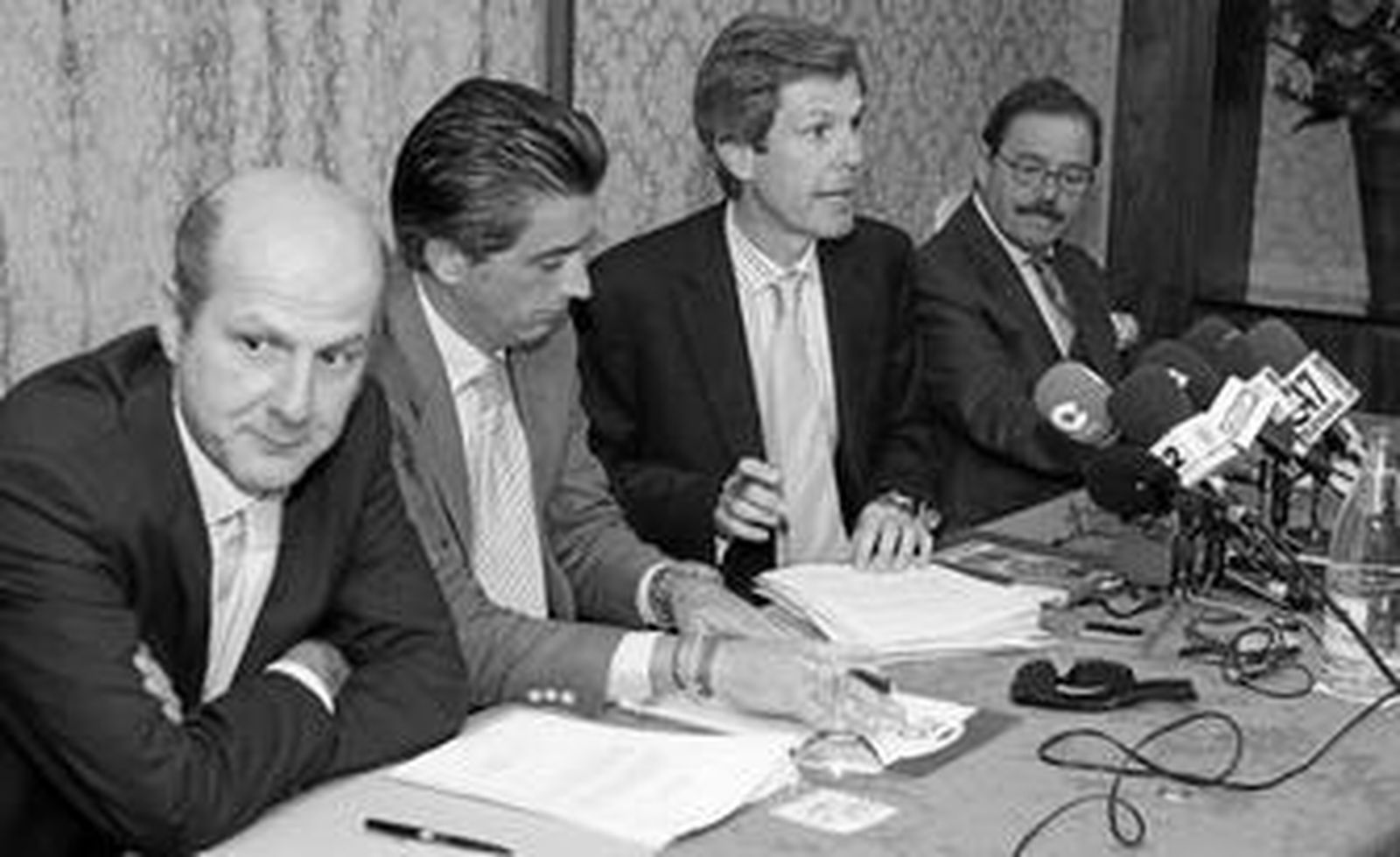 Miguel Cuéllar, con su hermano Adolfo, en un acto de la Liga de Juristas béticos.