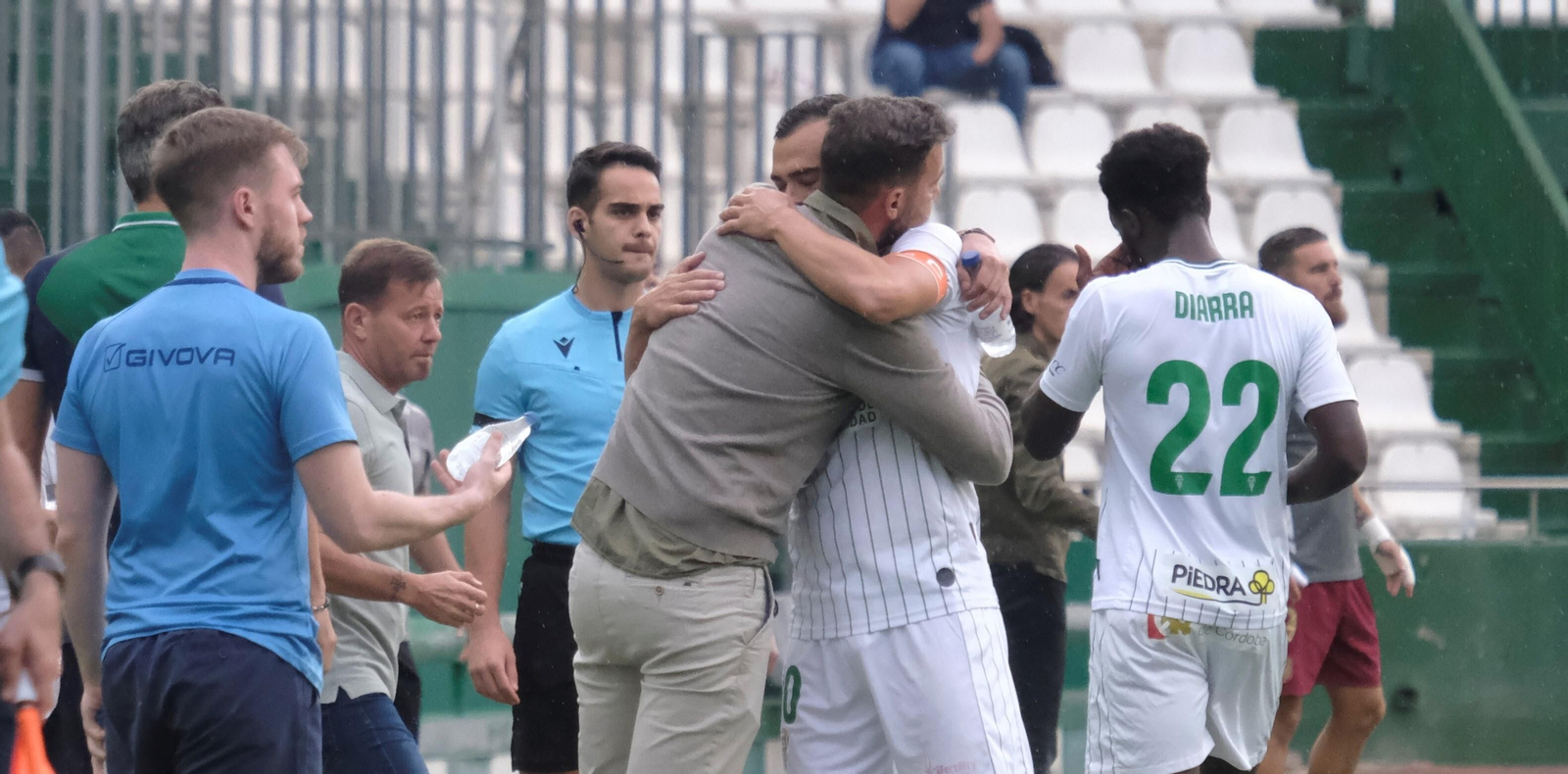 De las Cuevas abraza al delegado del Córdoba CF, Julio Cruz, tras su primer gol en el Córdoba CF - Badajoz