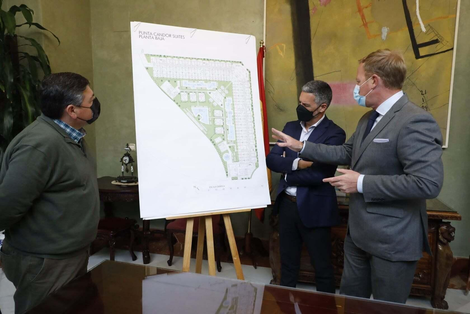 El consejero delegado de Hoteles Andaluces con Encanto, Stefan de Clerck, mostrando al alcalde de Rota, Javier Ruiz, un plano del futuro establecimiento turístico.