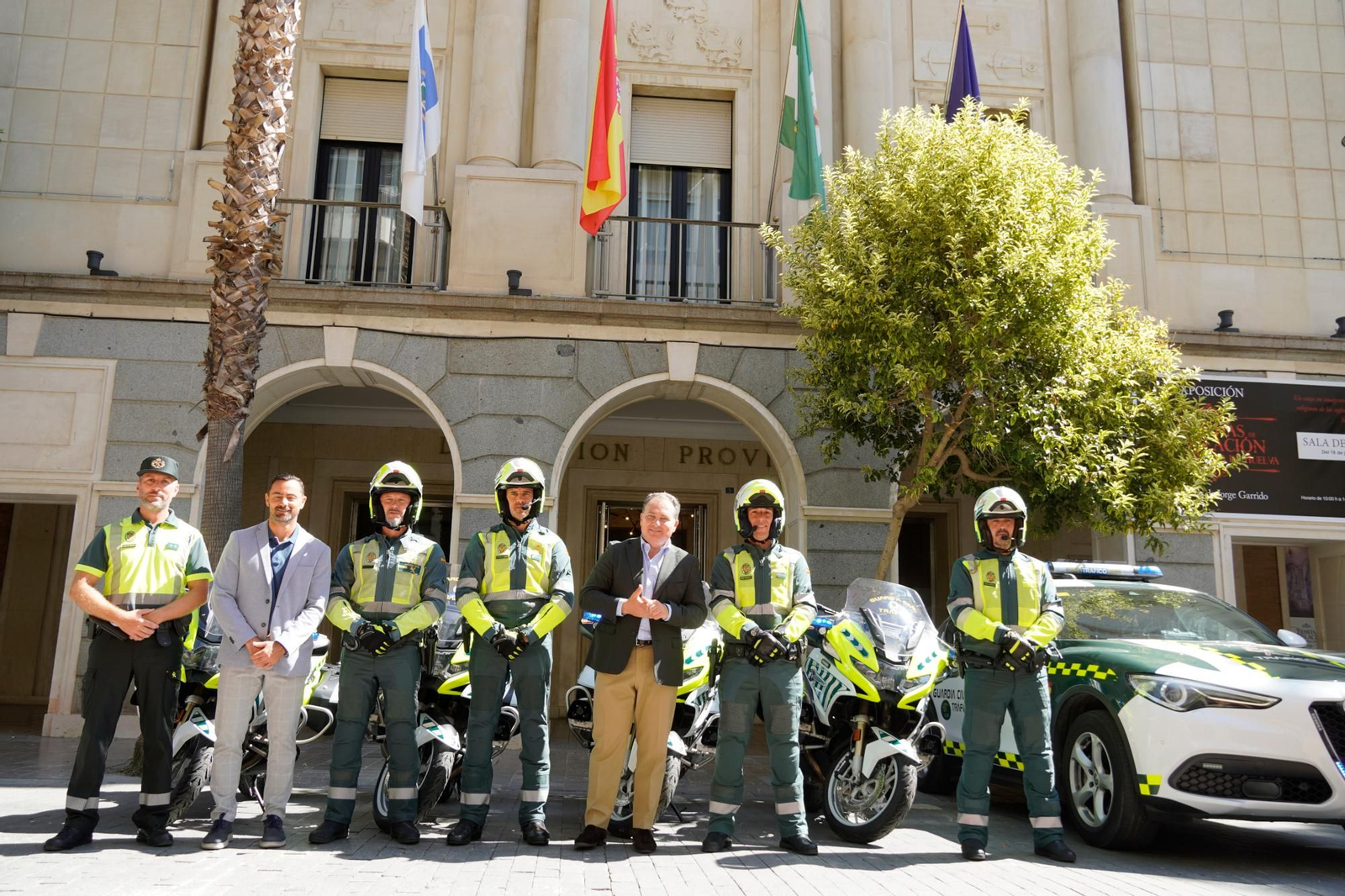 El presidente de la Diputación, David Toscano, recibe a los miembros de la Guardia Civil que estarán en la Vuelta Ciclsta