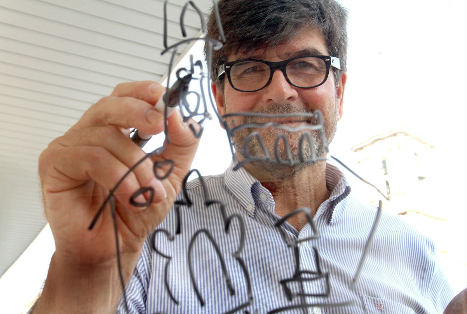 Andrés Espuelas dibujando una de sus creaciones.