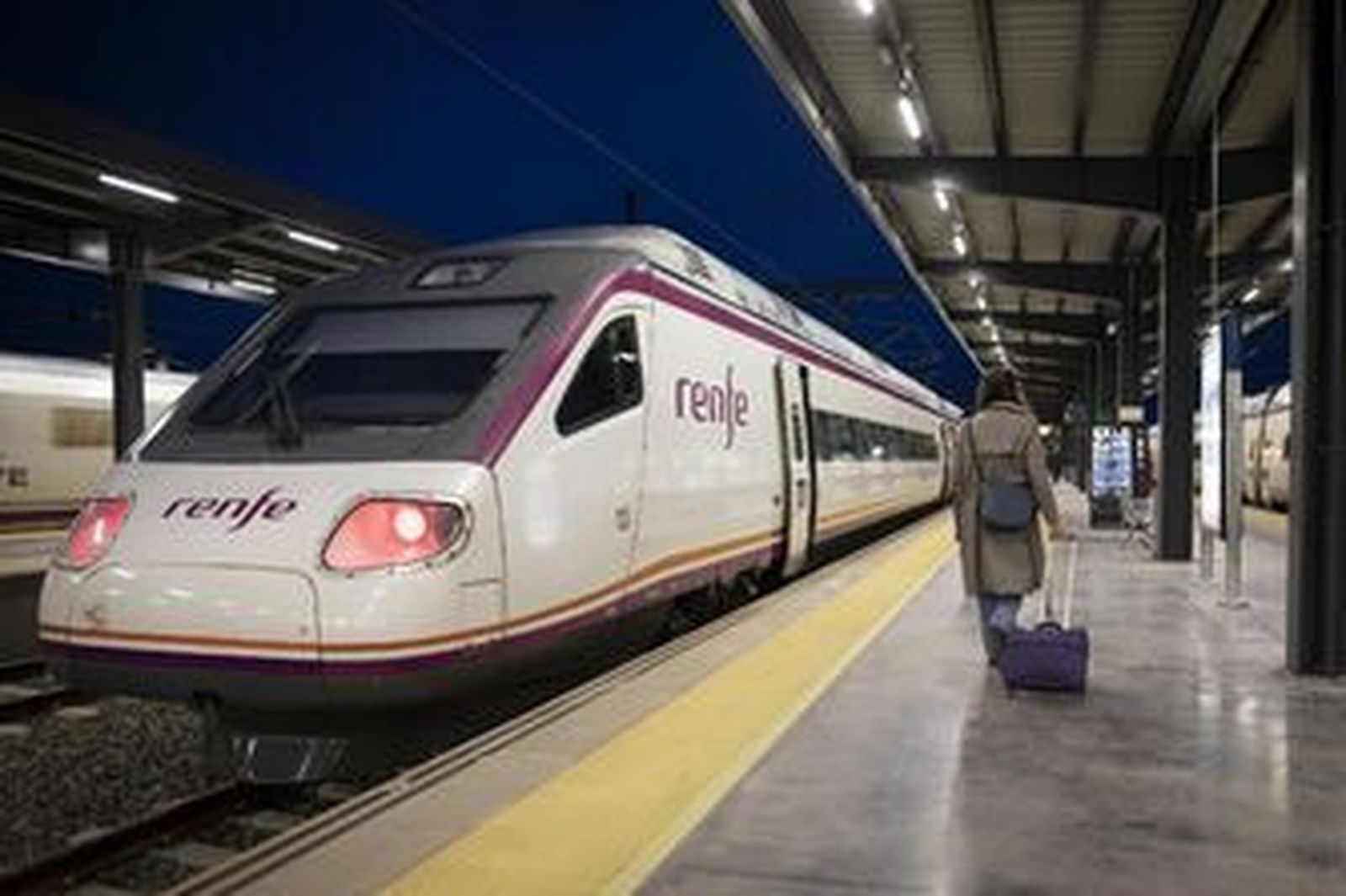 Renfe traza un plan alternativo para el tren Almería-Madrid tras arrollar un tractor en un paso a nivel en Granada