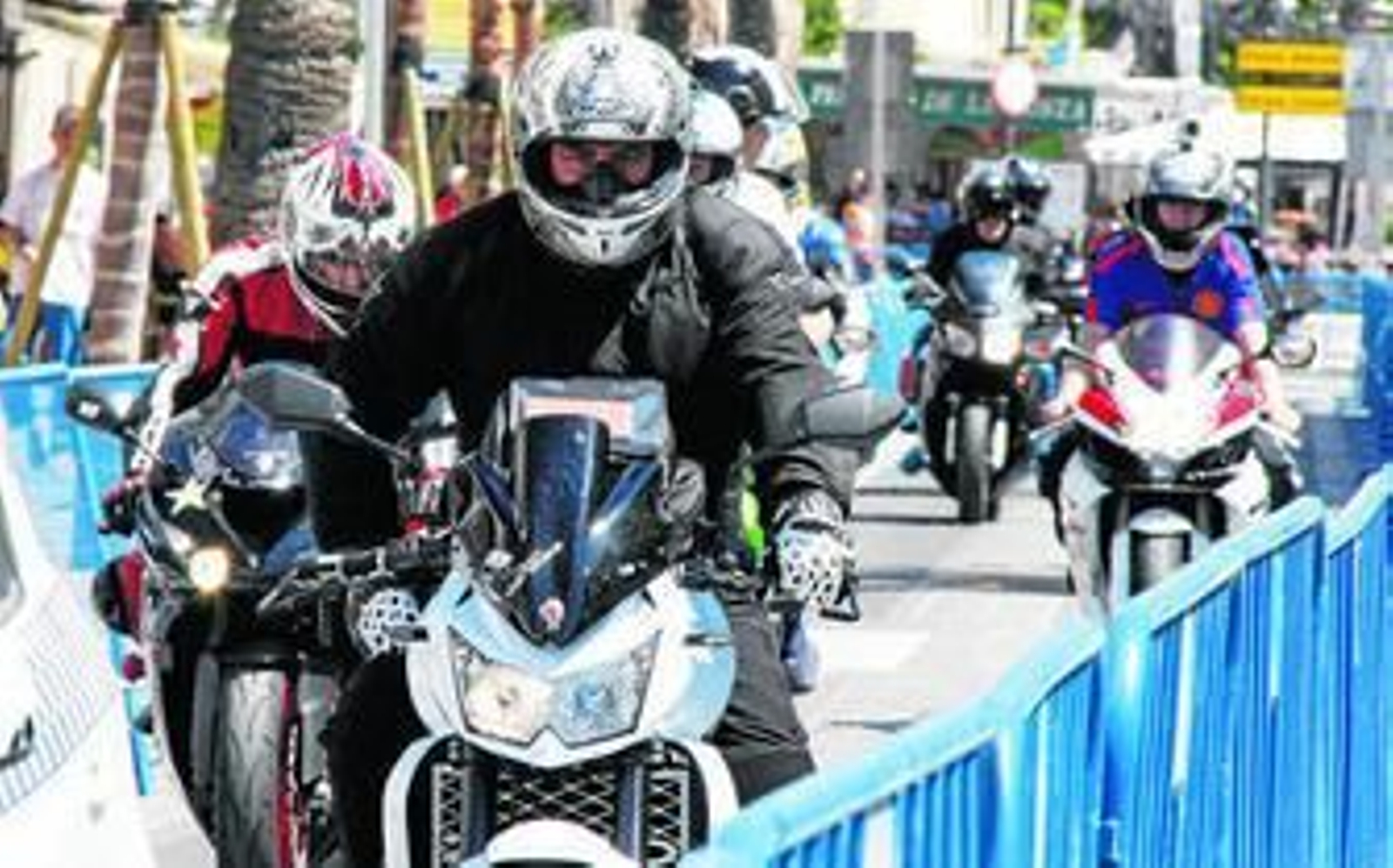 Los establecimientos hosteleros de la Ribera ya estaban ayer llenos de moteros desde el mediodía.