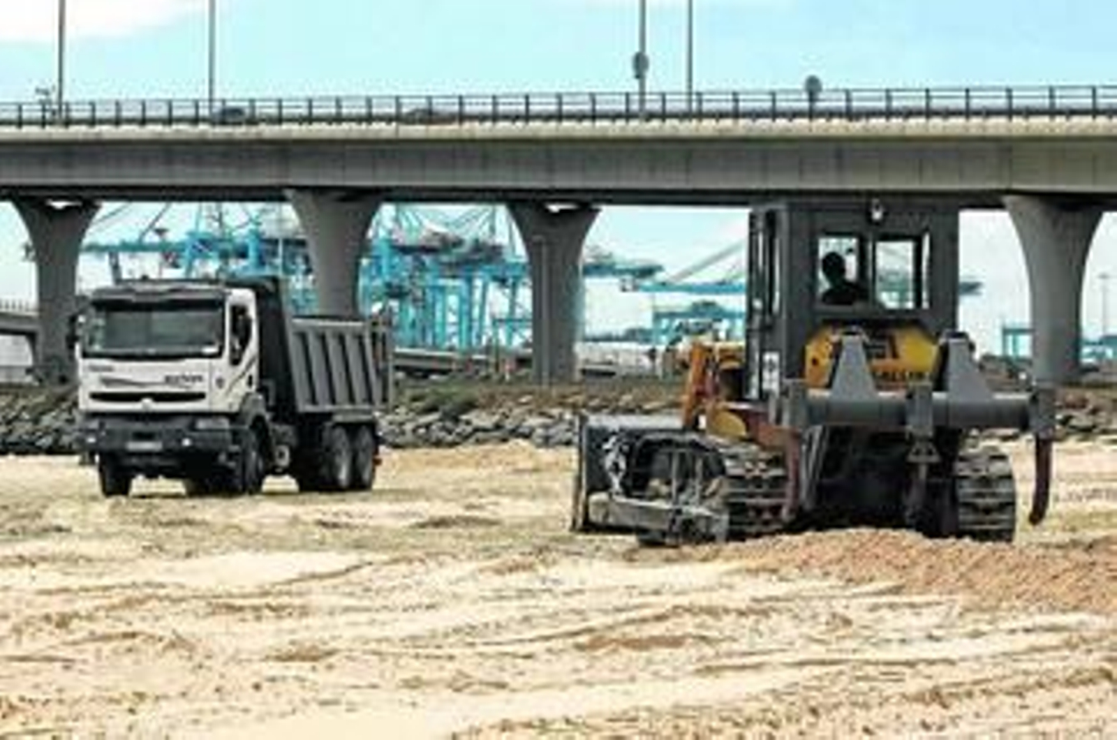 Imagen de los camiones ayer descargando la arena en La Concha.