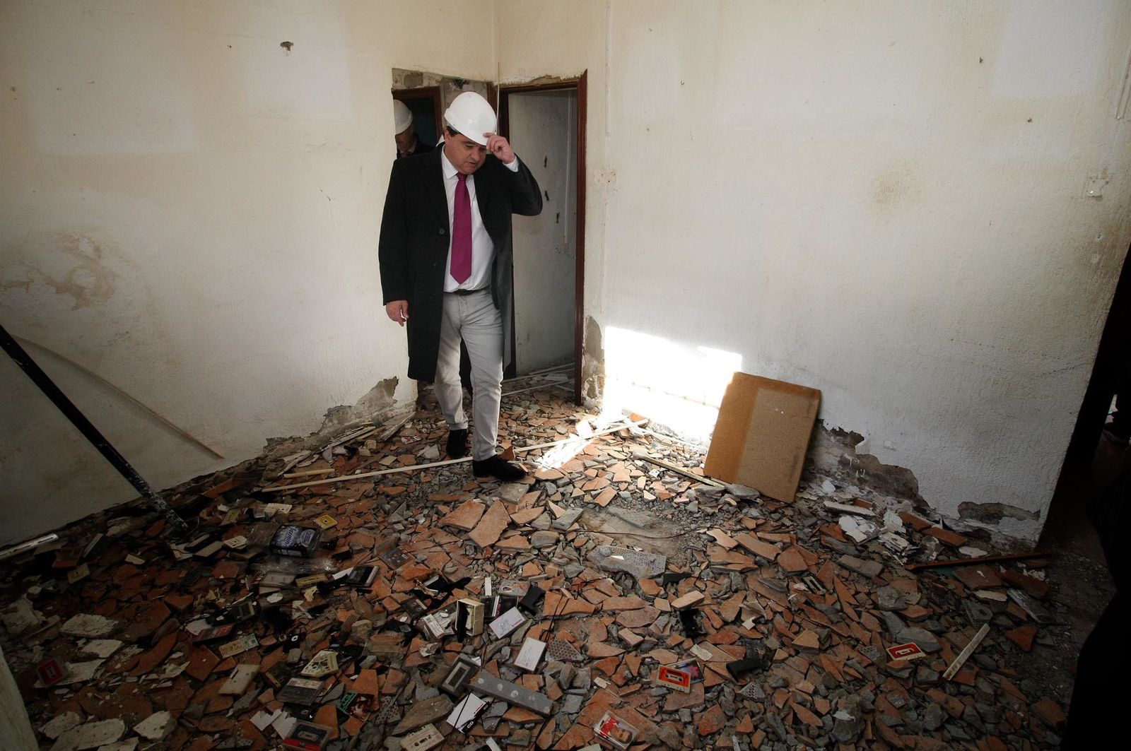 La visita del alcalde a las obras de rehabilitación de las viviendas de Pérez Cubillas, en imágenes