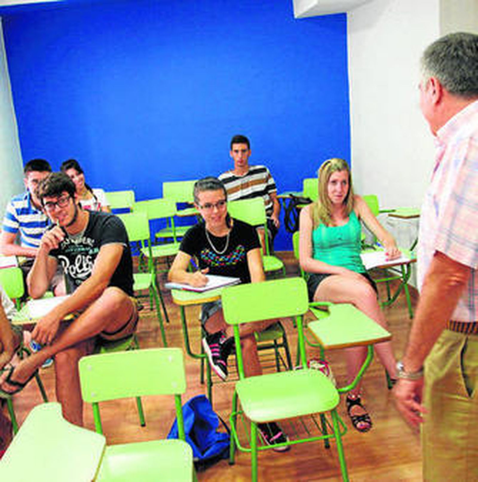 Las academias suelen hacer grupos de diez estudiantes.