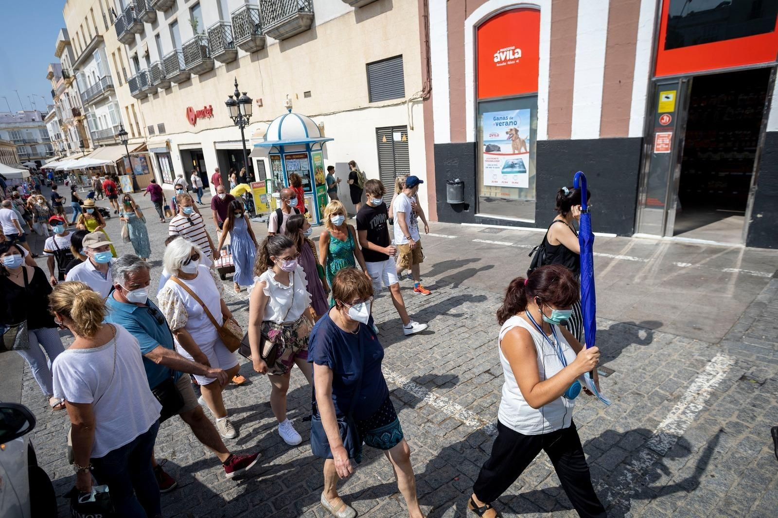 Un grupo de turistas de visita por el casco histórico de Cádiz.