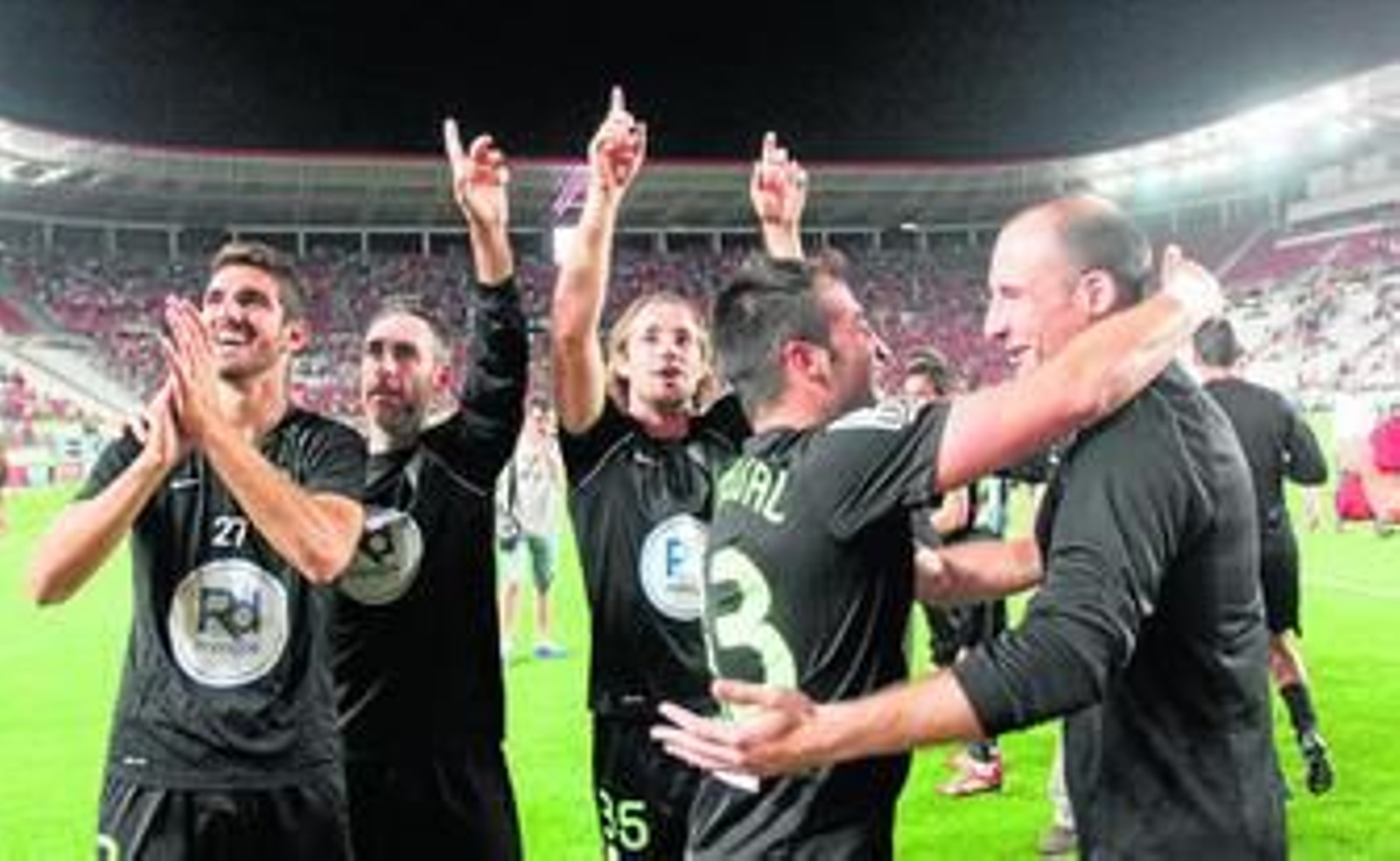 Fran Cruz, Abel Gómez y Mendi saludan a los aficionados cordobesistas en la Nueva Condomina, mientras Saizar y Campabadal se abrazan.
