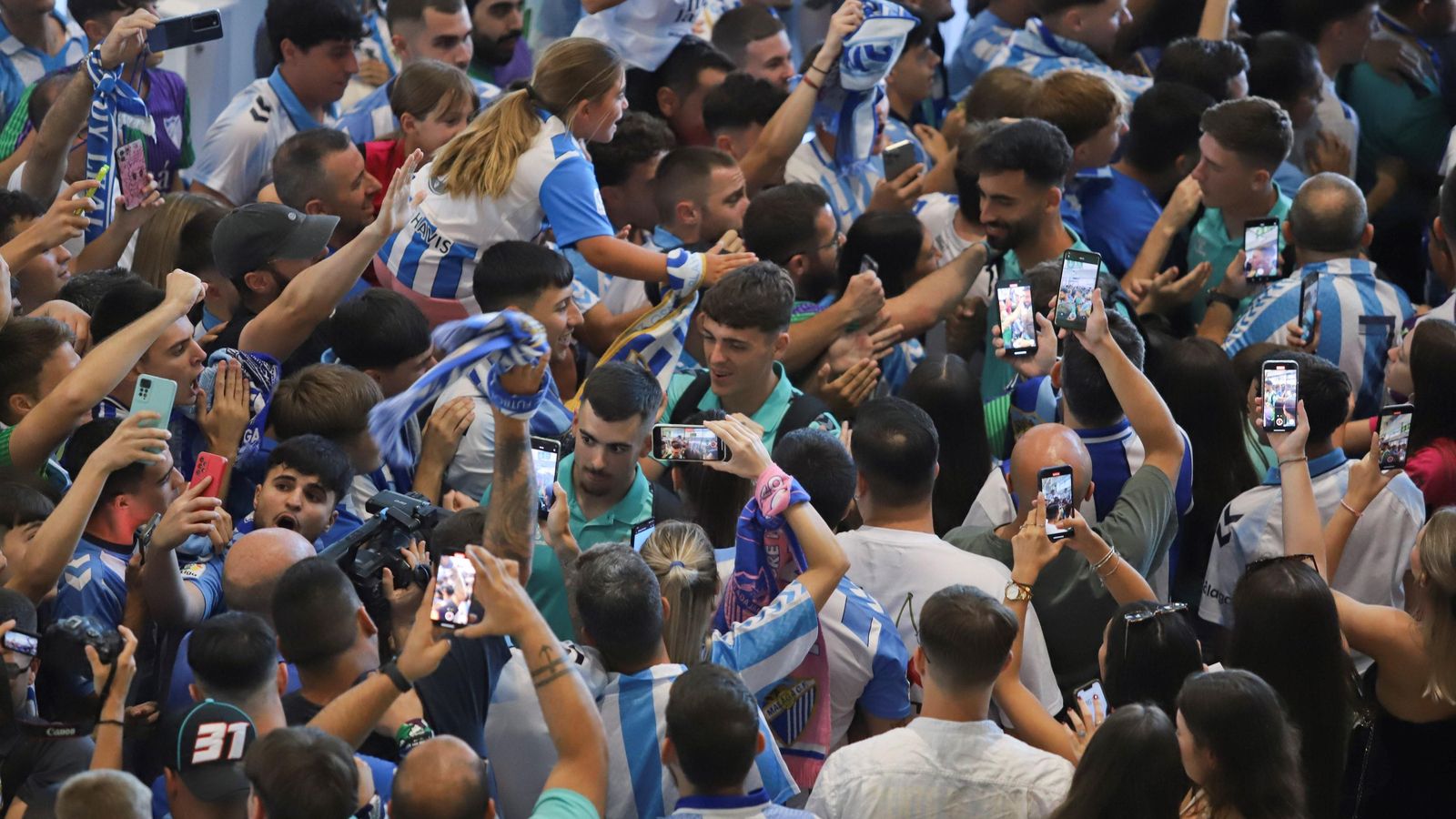 Las fotos de la afición despidiendo al Málaga en el aeropuerto antes de ir a Tarragona
