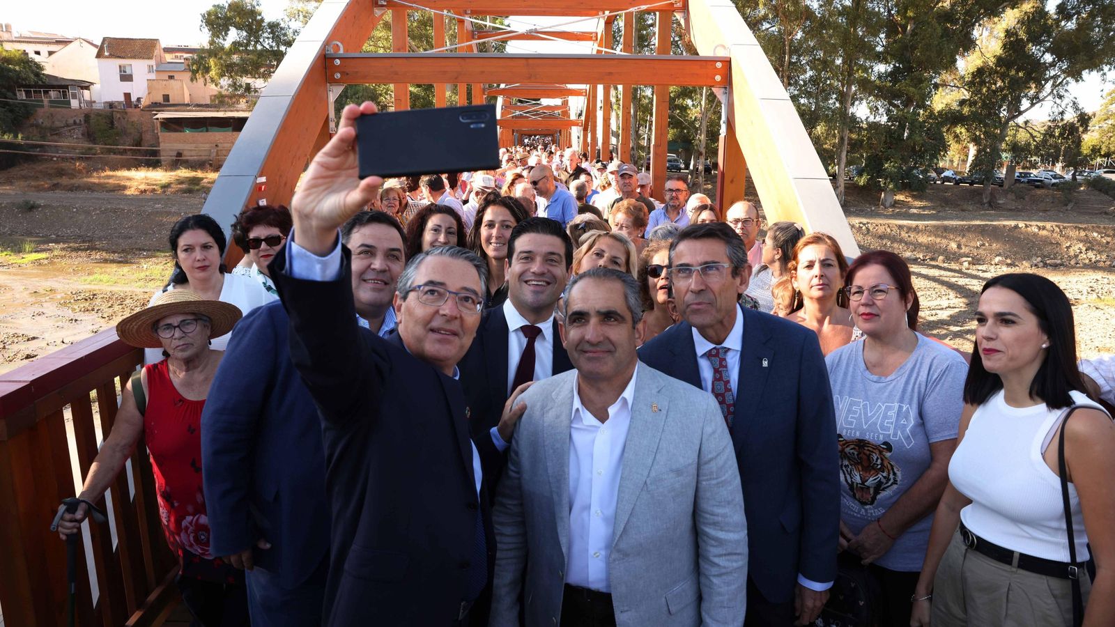 El presidente de la Diputación se hace un selfie con los asistentes a la inaguración del puente este miércoles.